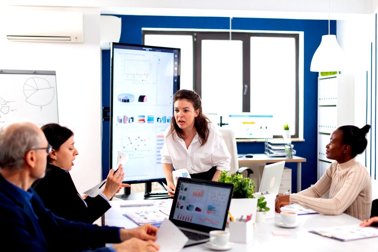 Session de formation interactive avec participants analysant des données financières